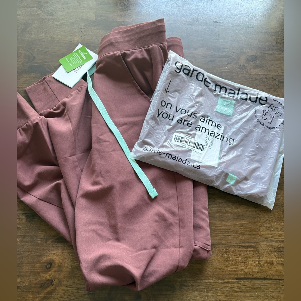 NEW Garde Malade scrubs set